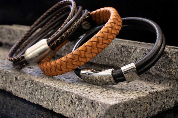 Brazalete de cuero artesanal